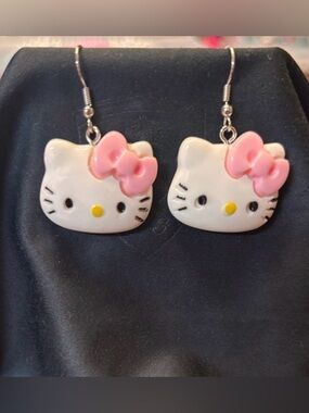 New fun Hello Kitty Earrings with Pink Bows